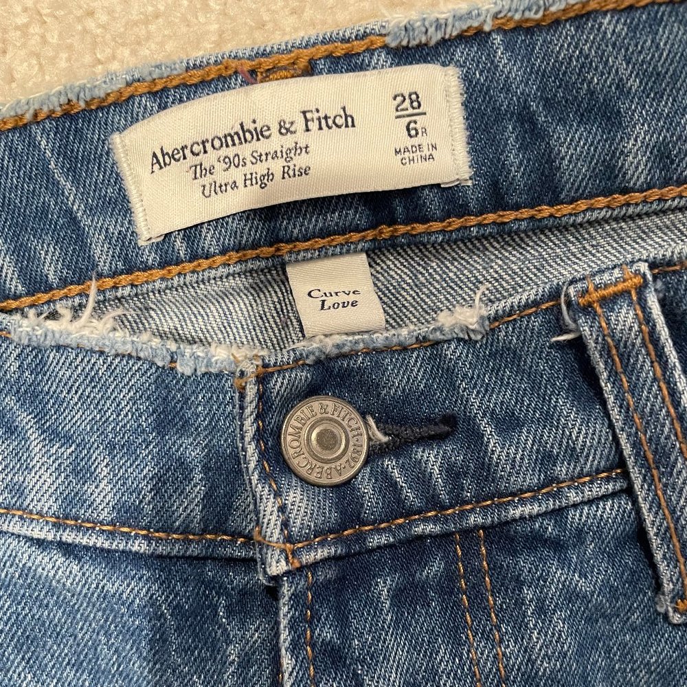 A&F Ultra High Rise 90s Straight Jeans Curve Love